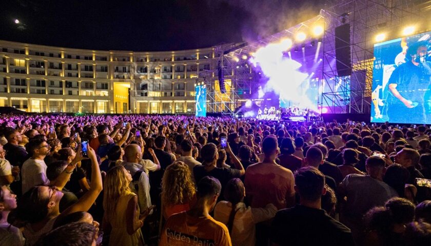 Sfera Ebbasta chiude SalernoSounds in Piazza della Libertà