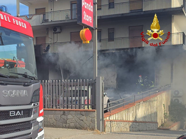 Eboli, negozio a fuoco: paura in via Cuore Inferiore