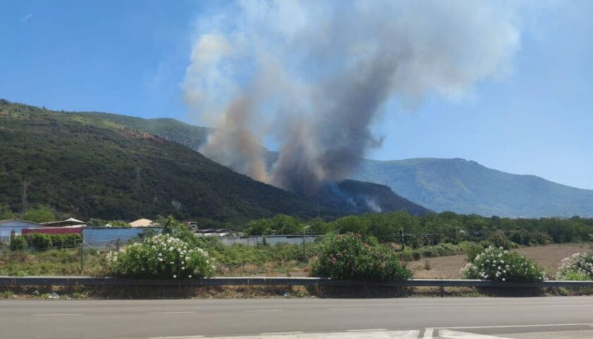 Sarno. Due incendi in meno di un mese, Aliberti: “Il silenzio della politica è diventato complicità”