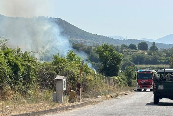 Salerno, incendio nella zona industriale di Fuorni: vigili del fuoco evitano il peggio