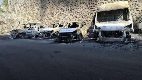 Maxi incendio: 7 veicoli distrutti a Conca dei Marini Maxi incendio: 7 veicoli distrutti a Conca dei Marini