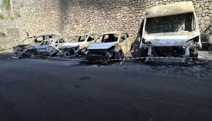 Maxi incendio: 7 veicoli distrutti a Conca dei Marini