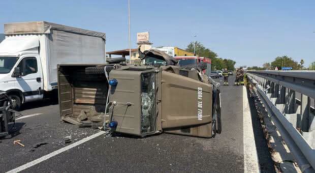 Automezzo dei vigili del fuoco si ribalta sulla 268 in direzione Angri: due vigili del fuoco gravemente feriti