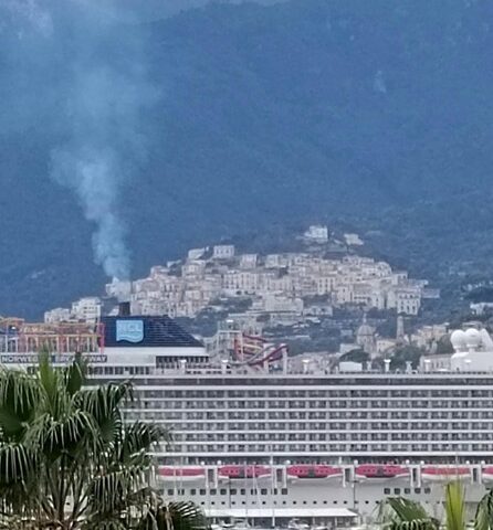 Fumi anomali nei porti di Napoli e Salerno, presentati due esposti