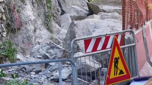 Positano, frana sulla SS163 Amalfitana: massi sulla carreggiata, traffico a senso unico
