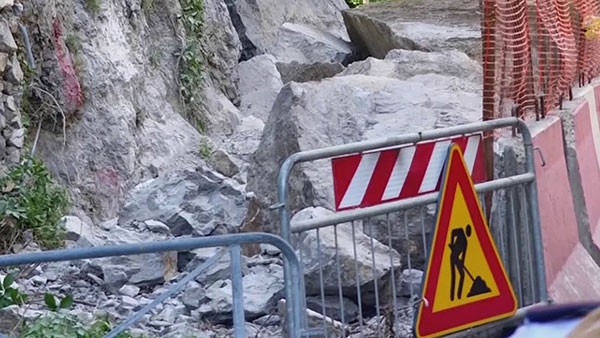 Positano, frana sulla SS163 Amalfitana: massi sulla carreggiata, traffico a senso unico