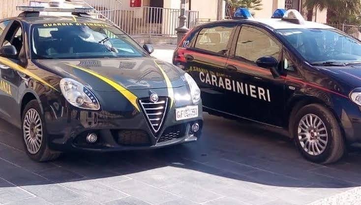Salerno, frodi informatiche per oltre 1,6 mln di euro: 8 arresti e 69 indagati per riciclaggio