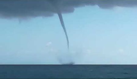 Tromba d’aria su Marina di Camerota: tetti scoperchiati e bagnanti in fuga Tromba d’aria su Marina di Camerota: tetti scoperchiati e bagnanti in fuga