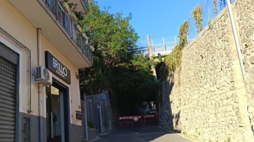 Via San Giovanni interdetta al traffico da oltre 10 giorni, rioni collinari isolati a Salerno. L’ira di Lorenzo Forte (Salute e Vita) Via San Giovanni interdetta al traffico da oltre 10 giorni, rioni collinari isolati a Salerno. L’ira di Lorenzo Forte (Salute e Vita)