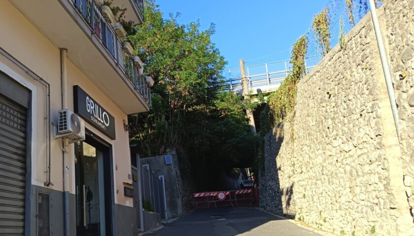Via San Giovanni interdetta al traffico da oltre 10 giorni, rioni collinari isolati a Salerno.  L’ira di Lorenzo Forte (Salute e Vita)
