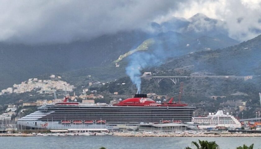Inquinamento al porto di Salerno, Pecoraro: «Elettrificare le banchine contro i fumi»