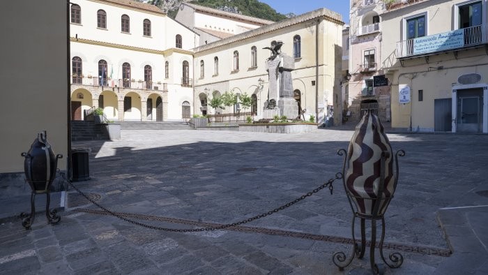 Amalfi, giovedì “taglio del nastro” della nuova Piazza Municipio