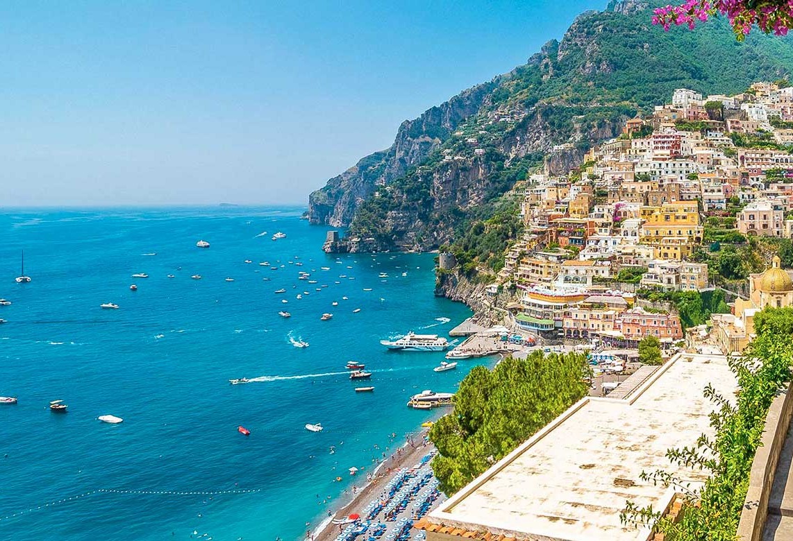 Operazioni di ricerca in mare a Positano per una ragazza dispersa dopo un maltempo