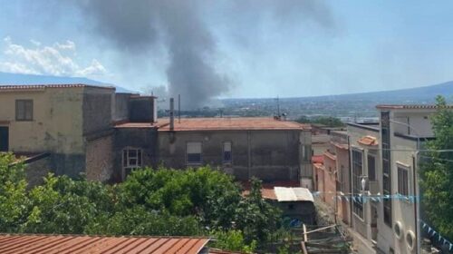 Incendio in un’azienda, l’appello del sindaco di San Valentino Torio: «Chiudete porte e finestre»