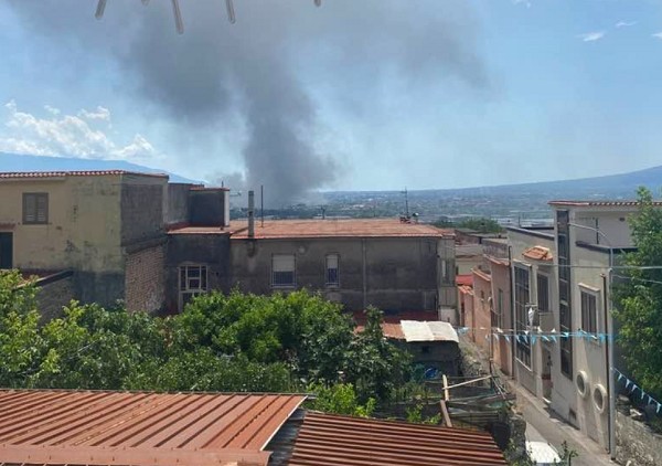 Incendio in un’azienda, l’appello del sindaco di San Valentino Torio: «Chiudete porte e finestre»