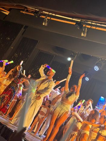 Un tributo a Bad Bunny tra musica, danza ed emozioni: successo per Luxury Dance a Salerno