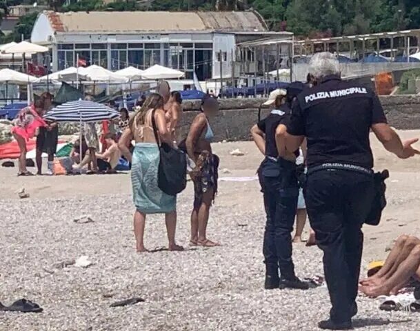 Salerno, i vigili sgomberano  Universo Beach