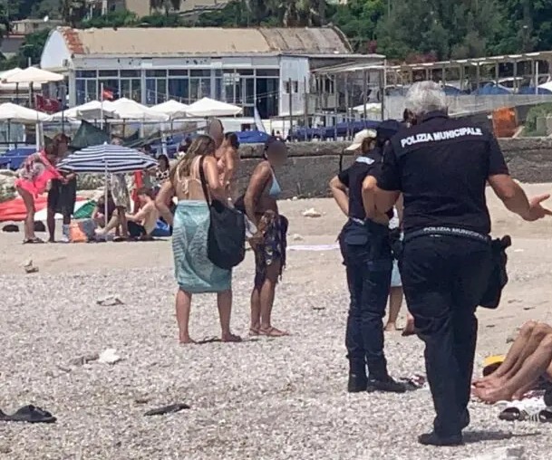 Salerno, i vigili sgomberano  Universo Beach