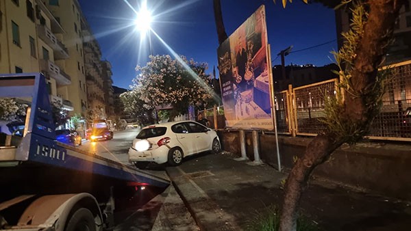 Salerno, scontro tra auto in via Dalmazia: conducente finisce contro il muro