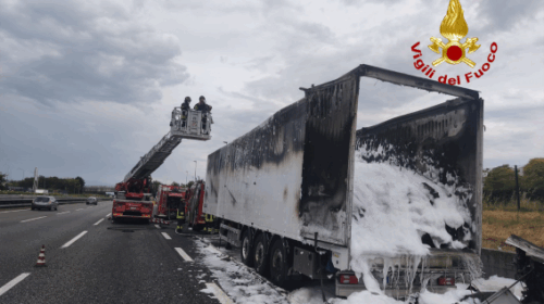 Montecorvino Pugliano, tir con elettrodomestici in fiamme Montecorvino Pugliano, tir con elettrodomestici in fiamme