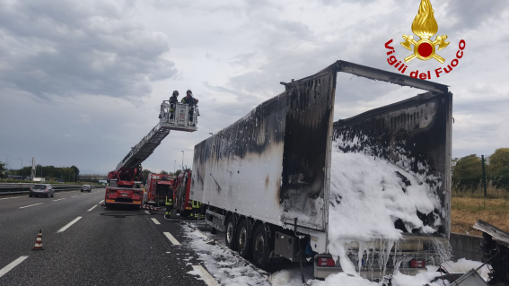 Montecorvino Pugliano,  tir con elettrodomestici in fiamme