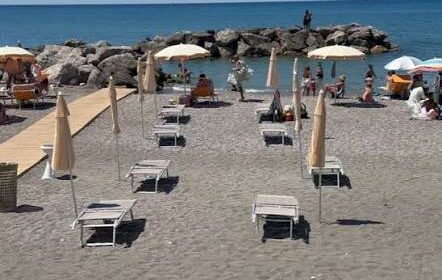 Salerno, Mazzeo: Spiaggia pubblica, attrezzata, dedicata alle persone con disabilità Salerno, Mazzeo: Spiaggia pubblica, attrezzata, dedicata alle persone con disabilità