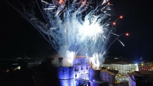 Principessa Costanza a Teggiano, l’assalto al Castello incanta tutti Principessa Costanza a Teggiano, l’assalto al Castello incanta tutti