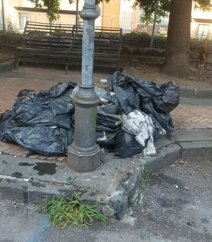 Cava de’ Tirreni. Abbandono illecito di rifiuti in via Carillo: scattano i controlli e le sanzioni