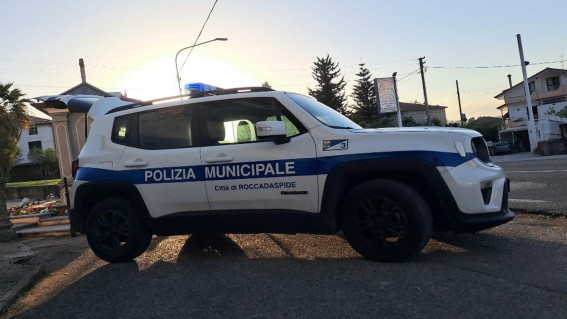 Roccadaspide, circola con auto noleggiata e non restituita: sanzionato dalla Polizia Municipale