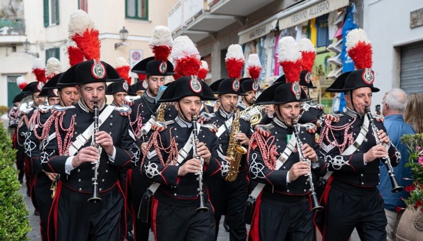 A VILLA RUFOLO DI RAVELLO  LA FANFARA DEL 10° REGGIMENTO CARABINIERI “CAMPANIA” RACCONTA LA COSTIERA TRA MUSICA E IMMAGINI