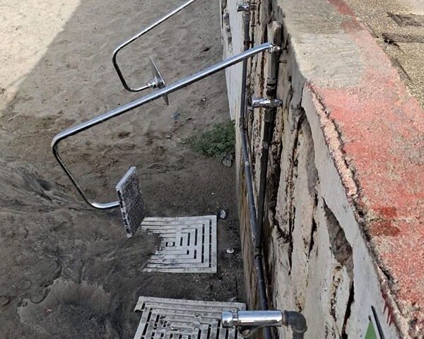 Salerno, ancora vandali sulla spiaggia Balnea: danneggiate le docce