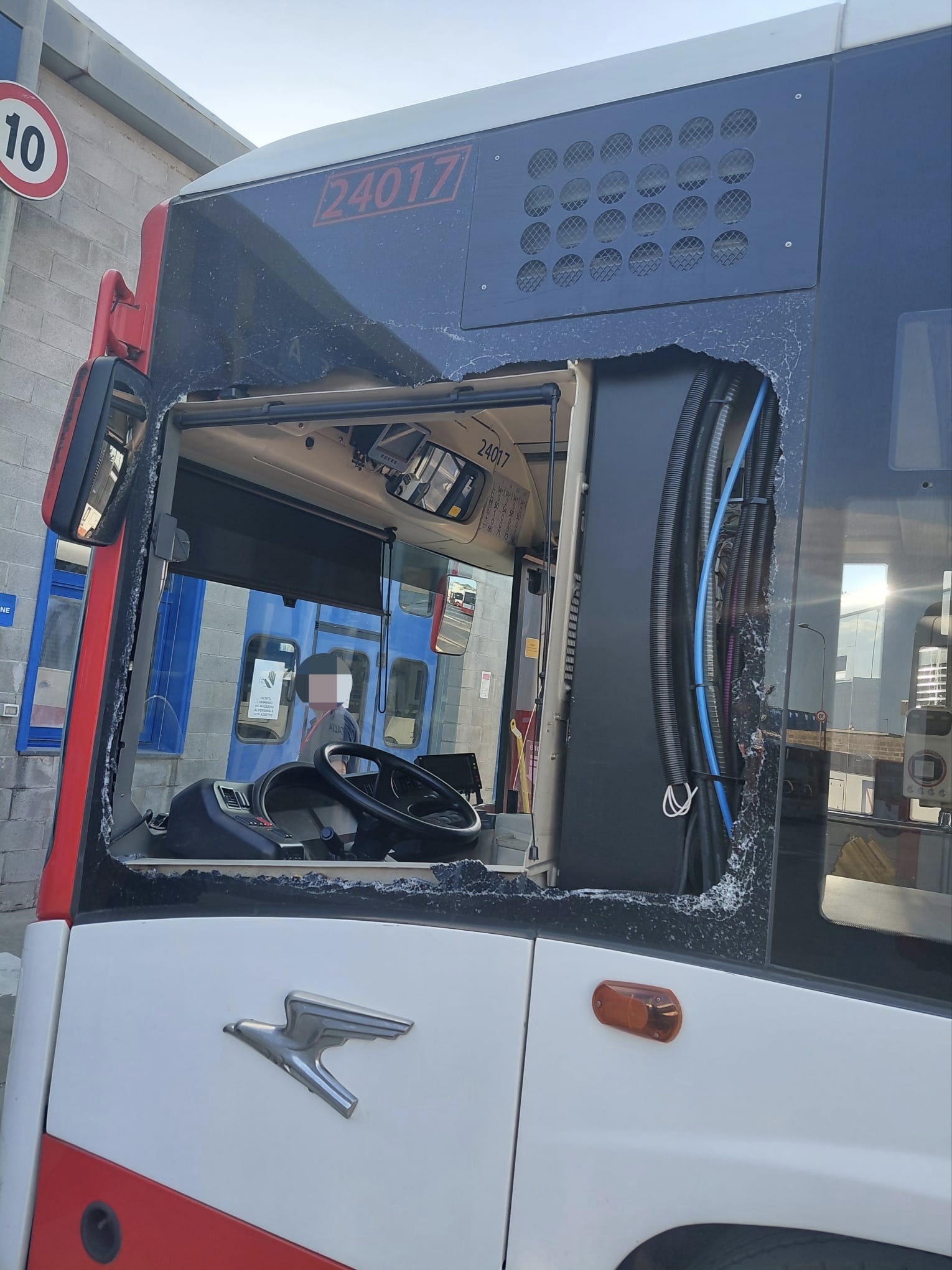 Autobus danneggiato, individuato il responsabile
