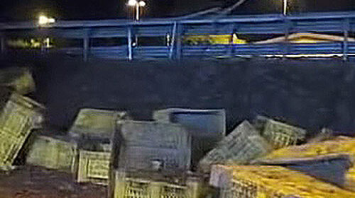 Camion perde carico di pomodori allo svincolo di Sicignano degli Alburni, auto travolte