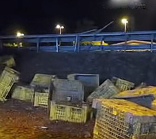 Camion perde carico di pomodori allo svincolo di Sicignano degli Alburni, auto travolte