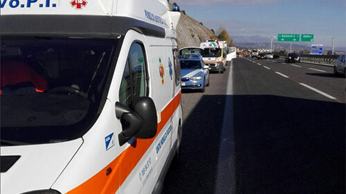 Paura sull’A2 prima di Pontecagnano, autocaravan contro guardrail: cinque feriti