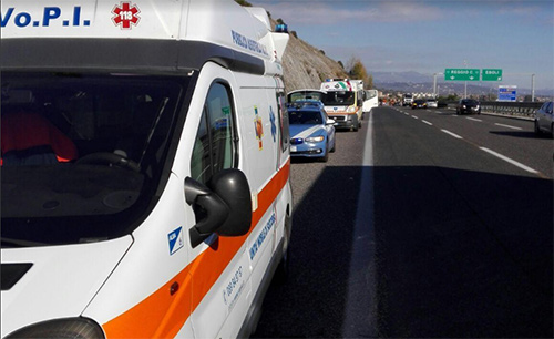 Paura sull’A2 prima di Pontecagnano, autocaravan contro guardrail: cinque feriti