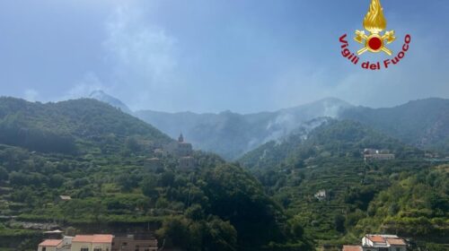 Incendi in Costiera Amalfitana, emergenza tra Tramonti e Maiori: canadair e mezzi aerei in azione