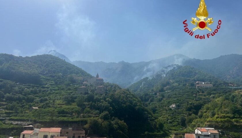 Incendi in Costiera Amalfitana, emergenza tra Tramonti e Maiori: canadair e mezzi aerei in azione