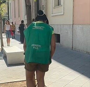 Mozziconi a terra, squadre del Comune di Salerno al lavoro. Posacenere gratis