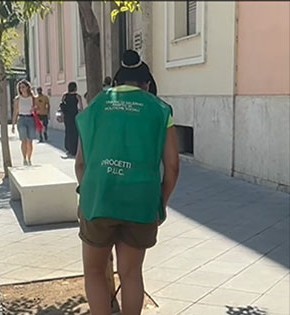 Mozziconi a terra, squadre del Comune di Salerno al lavoro. Posacenere gratis