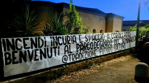 «Benvenuti al degrado»: Tradizione Futuro affigge due striscioni al Parco del Mercatello e al Parco del Seminario «Benvenuti al degrado»: Tradizione Futuro affigge due striscioni al Parco del Mercatello e al Parco del Seminario