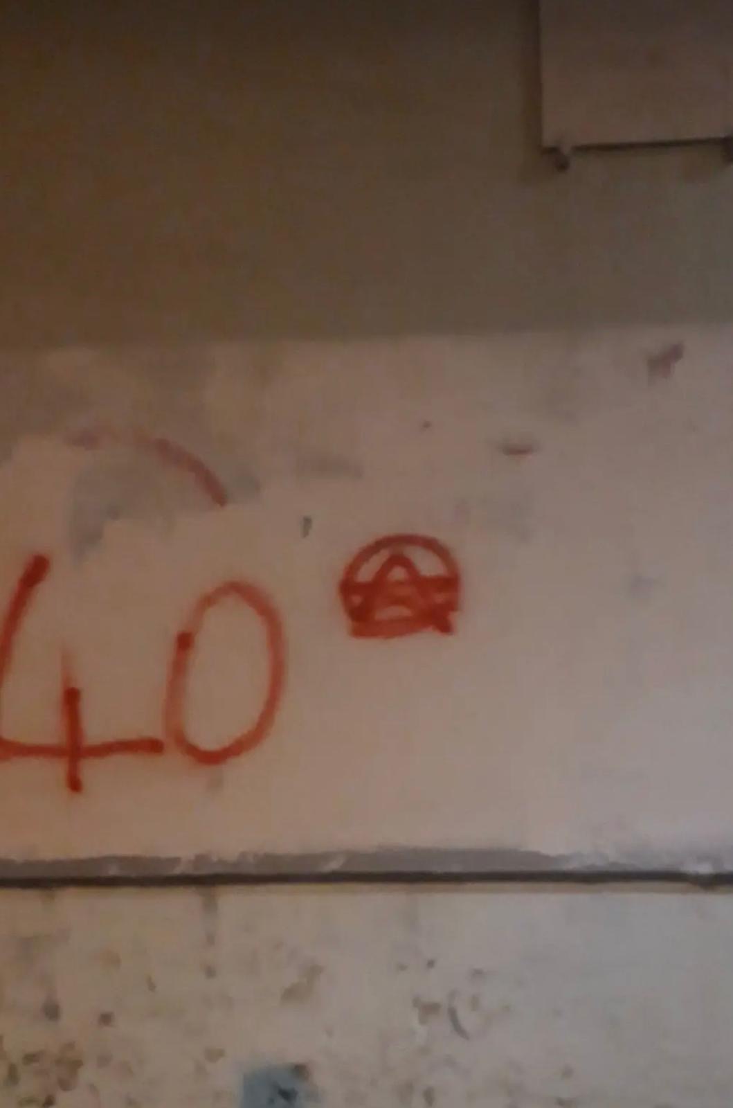 Simbolo delle Brigate Rosse riapparso in via Parisi a Salerno, vicino al monumento ai caduti della strage del 1982