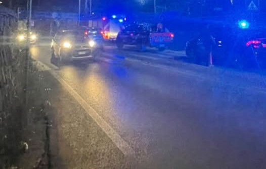 Lanciarazzi e bombe carte dall’autostrada contro auto in sosta e cittadini: caos ultras a Pagani
