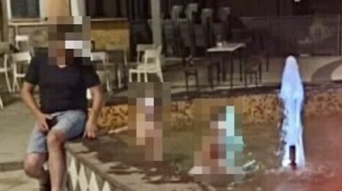 Colliano, bambini a mollo nella fontana della piazza Epifani con acqua sporca: genitore sotto accusa