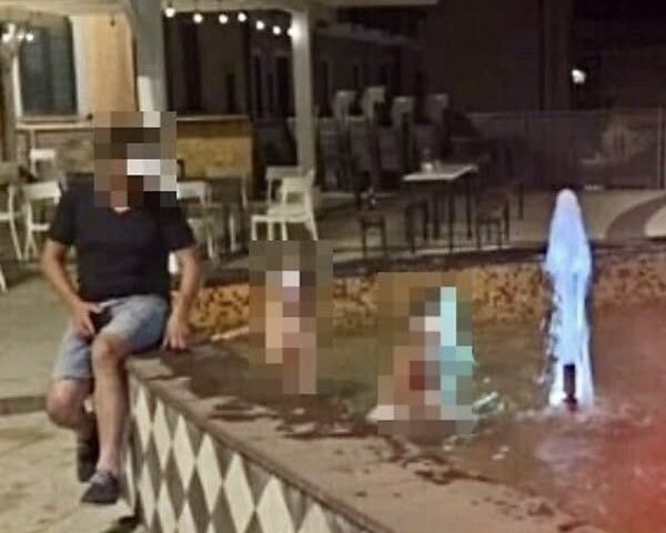 Colliano, bambini a mollo nella fontana della piazza Epifani con acqua sporca: genitore sotto accusa