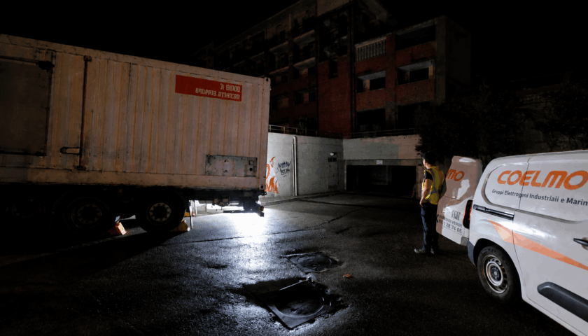 Blackout a Salerno, ore senza corrente tra Carmine e Fratte: nella notte arrivano i maxi gruppi elettrogeni