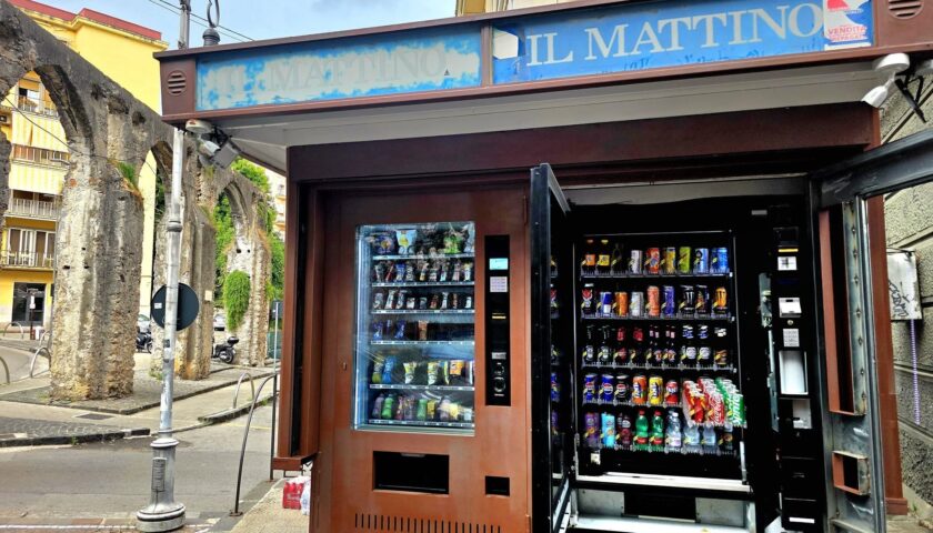 Salerno, addio alla storica edicola di Via Velia : c’è un distributore h24