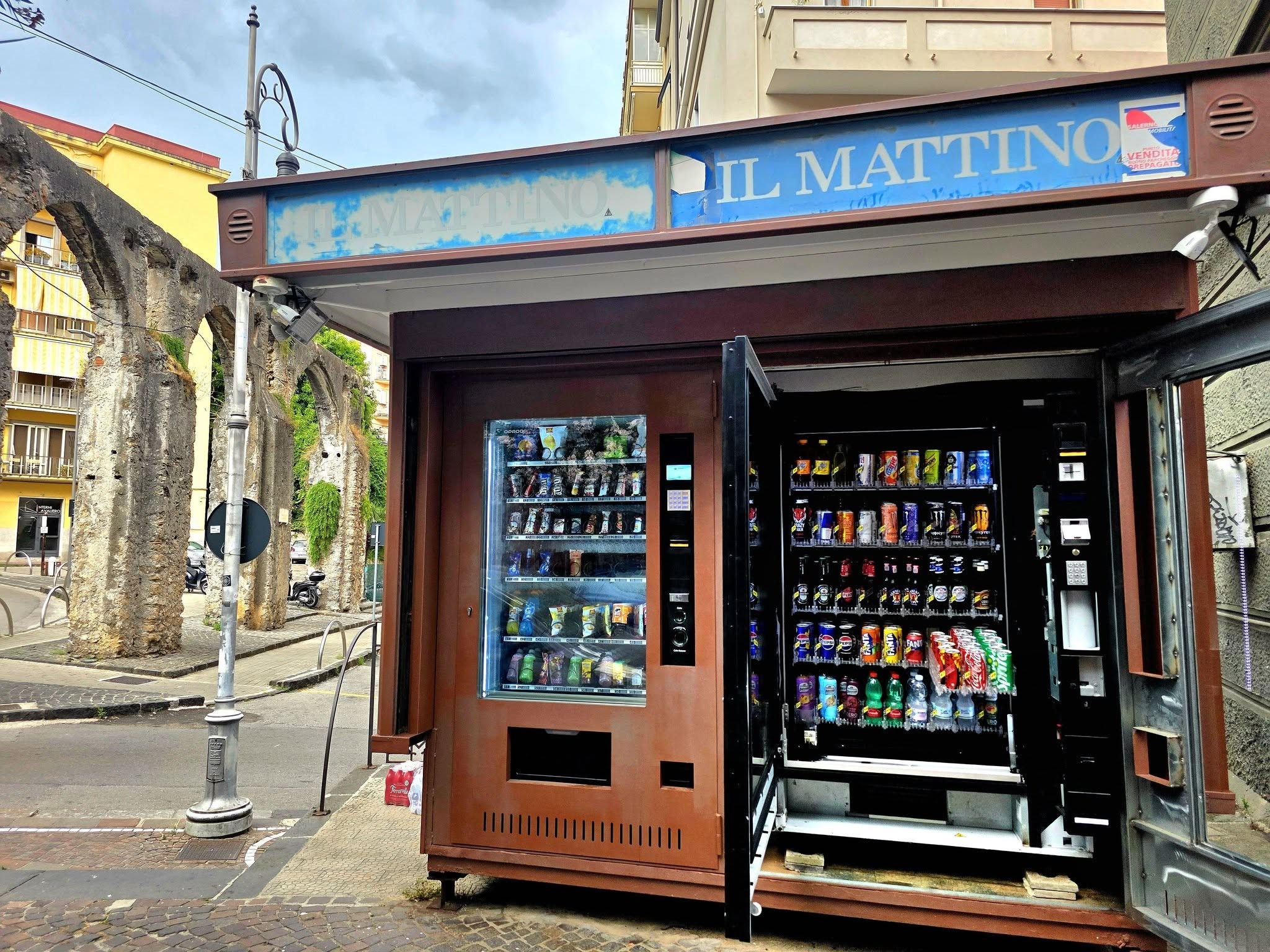 Distributore h24 sostituisce l’edicola storica di Via Velia a Salerno