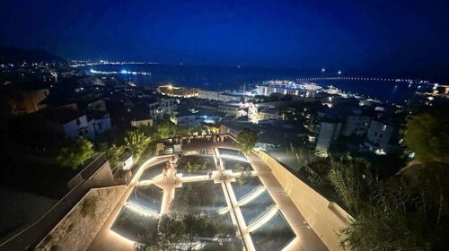 Salerno, pesante asse di legno lanciata nel Giardino della Minerva da vandali ripresi dalle telecamere
