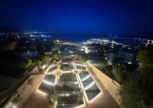Salerno, pesante asse di legno lanciata nel Giardino della Minerva da vandali ripresi dalle telecamere